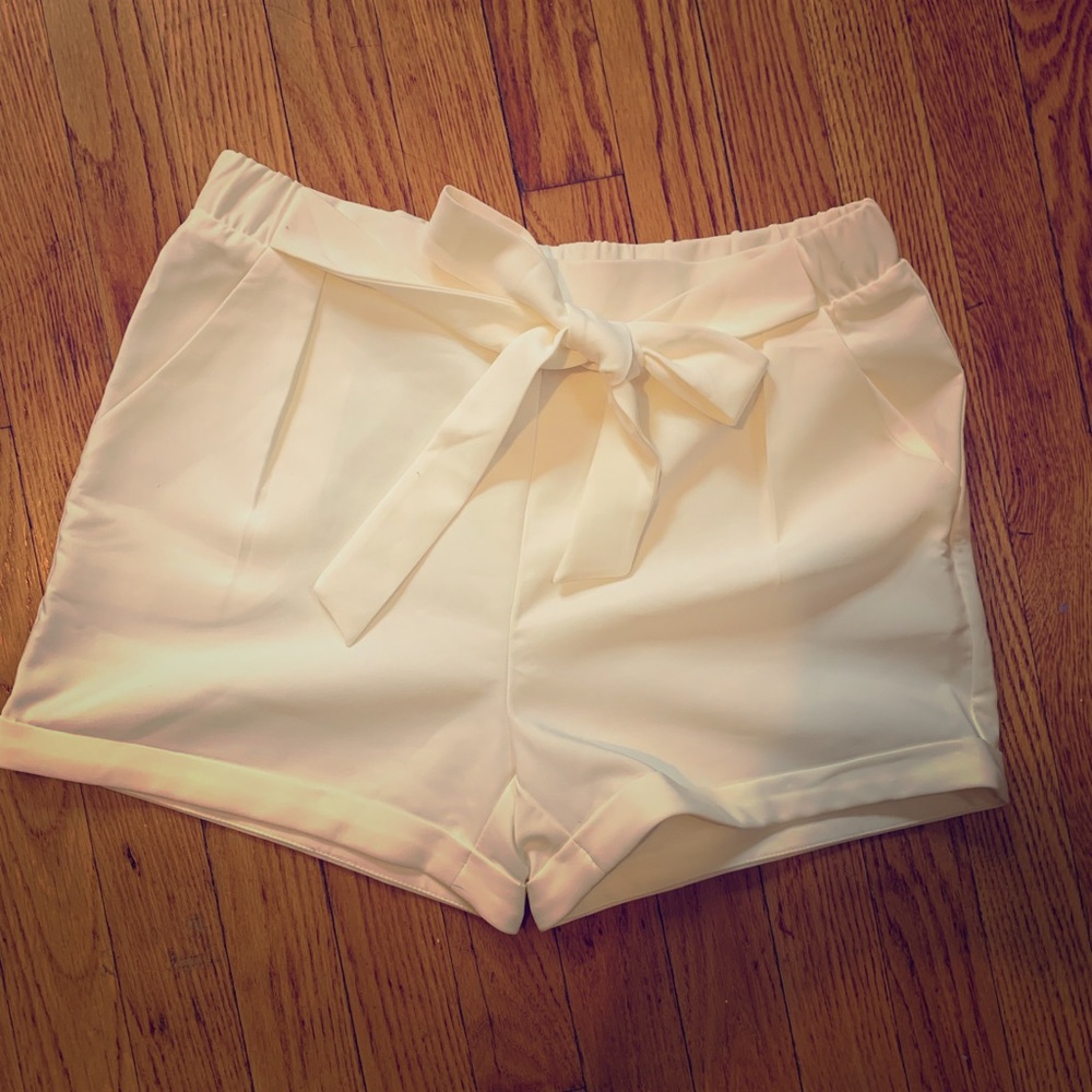 Laura’s Boutique: White shorts